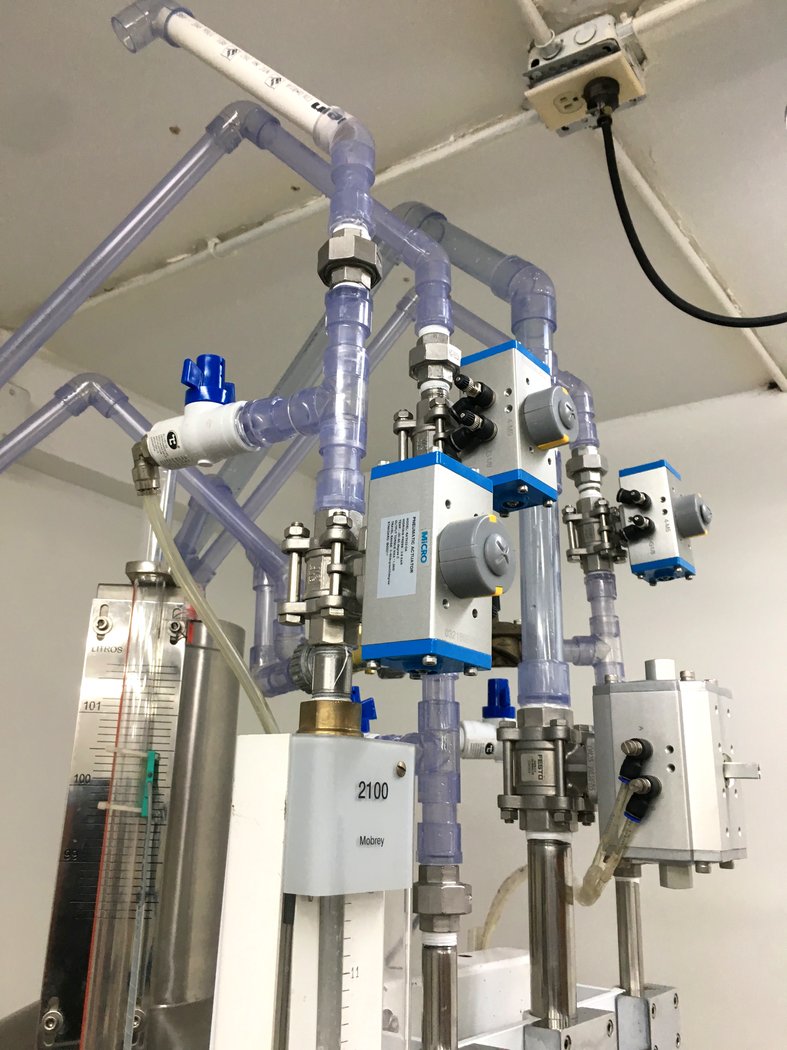 Actuadores neumáticos Festo Micro con válvulas y tubería transparente en banco P&P
