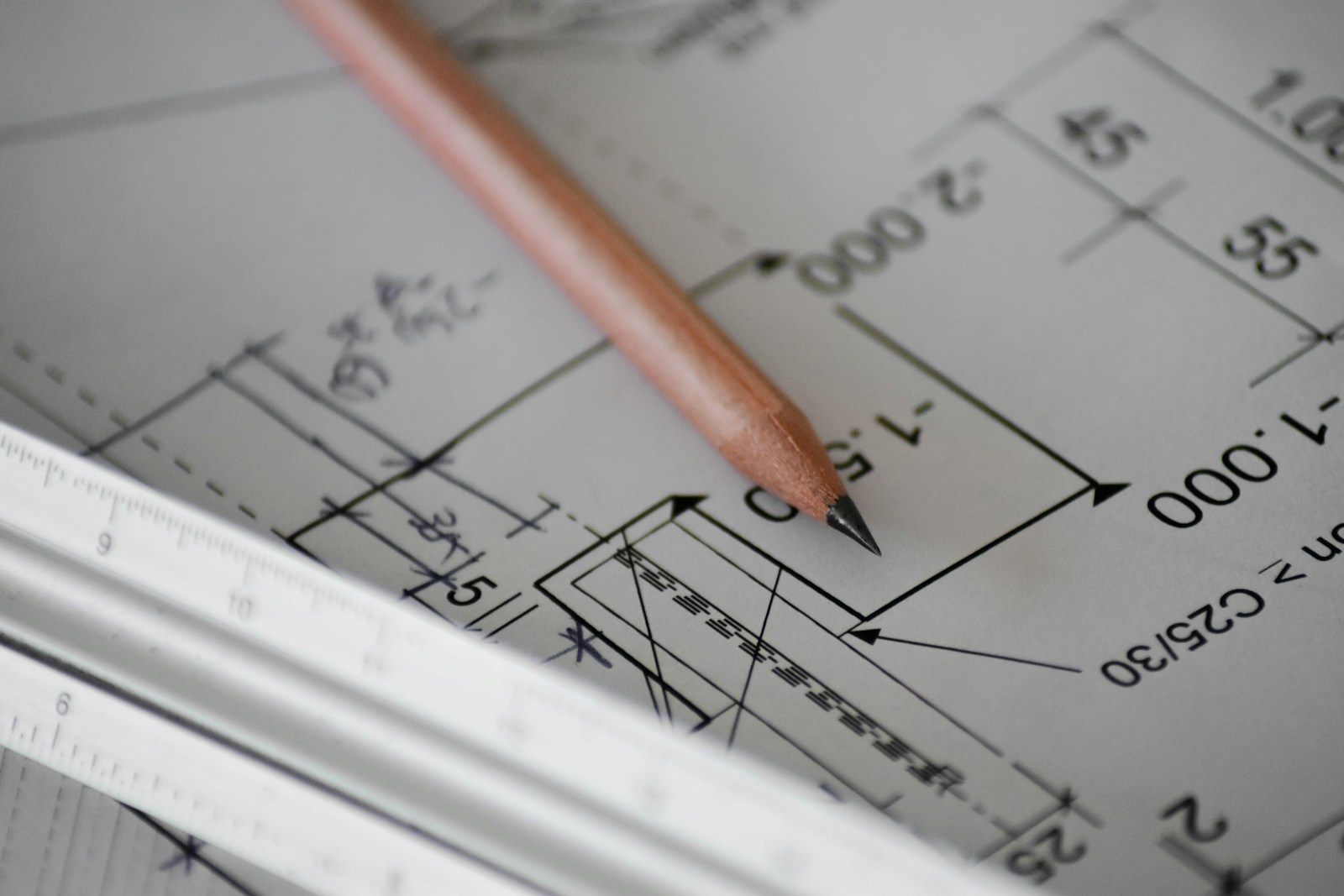 Dos ingenieros revisando planos técnicos de proyecto industrial en obra