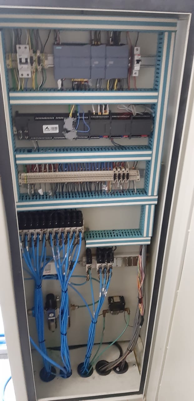 Tablero de control e instrumentación industrial P&P INGENIEROS — equipamiento de banco automatizado