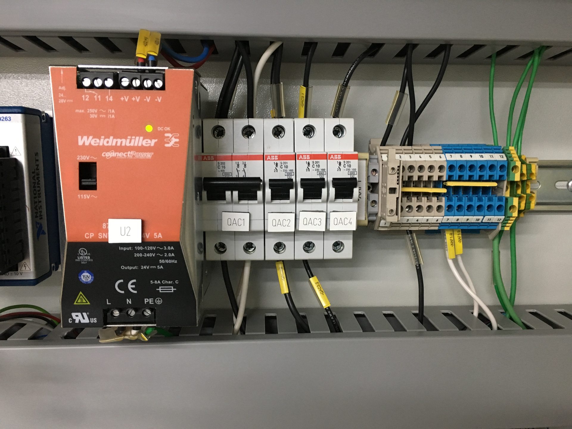Banco vertical P&P INGENIEROS con pantalla SCADA SOFTMED, PLC Siemens S7-1200 y caudalímetros en operación