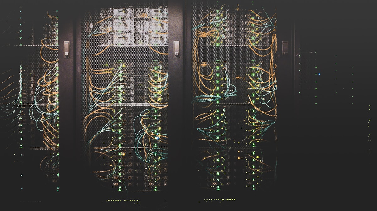 Gabinete de comunicaciones con switches industriales, patch panels y cableado estructurado de colores