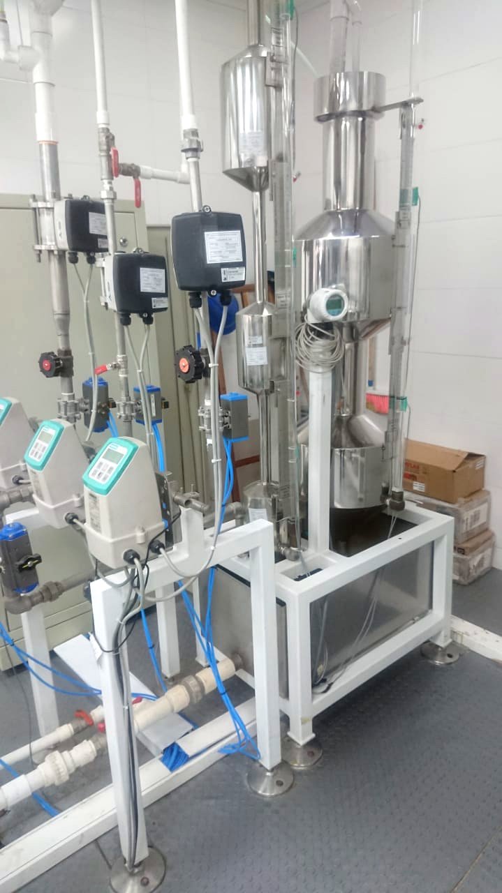 Cuellos de cisne acrílicos y tanques RVM acero inoxidable