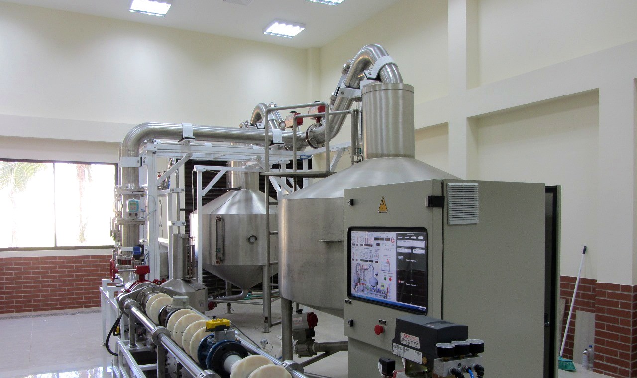 Banco de calibración integral P&P en operación: tuberías de acero inoxidable, tanques de medición y tablero de control con SCADA