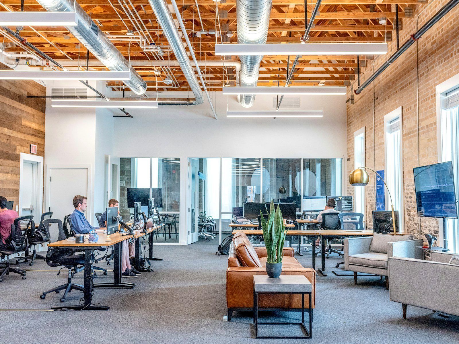 Espacio de trabajo del equipo P&P INGENIEROS en Bogotá