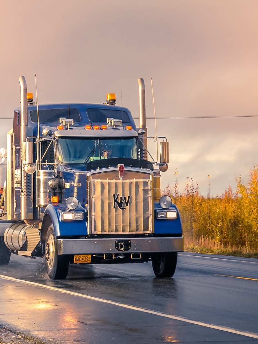 Tractocamión Kenworth de transporte de carga en operación, gestionado con PyP Cargo, plataforma SaaS de P&P INGENIEROS