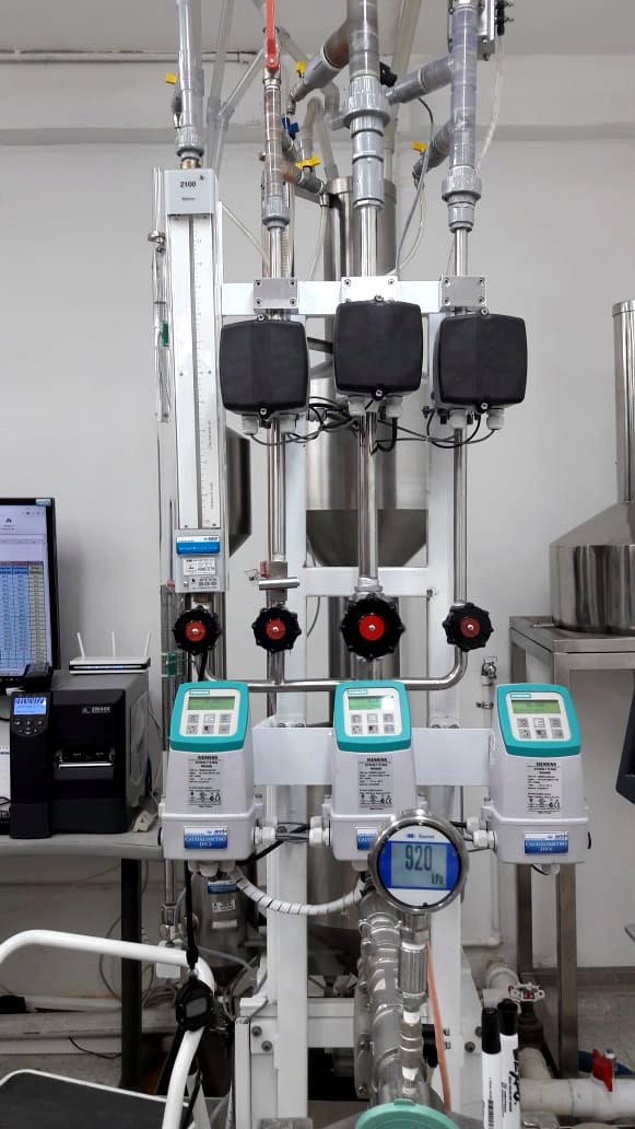 Transmisores Siemens Sitrans MAG, caudalímetros electromagnéticos y manómetro digital instalados en banco de medidores P&P