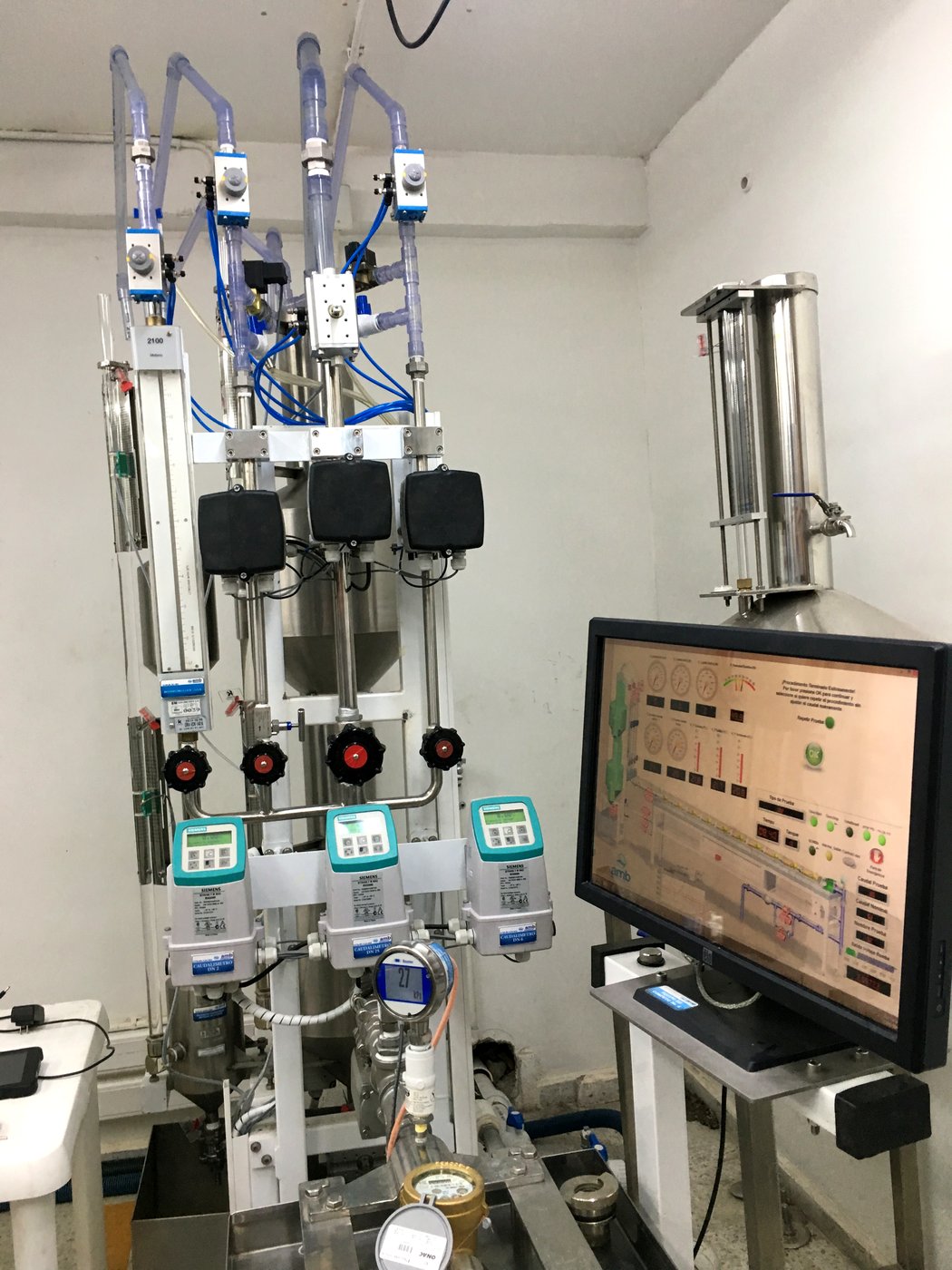 SOFTMED V3.0 SCADA en pantalla operando un banco de calibración