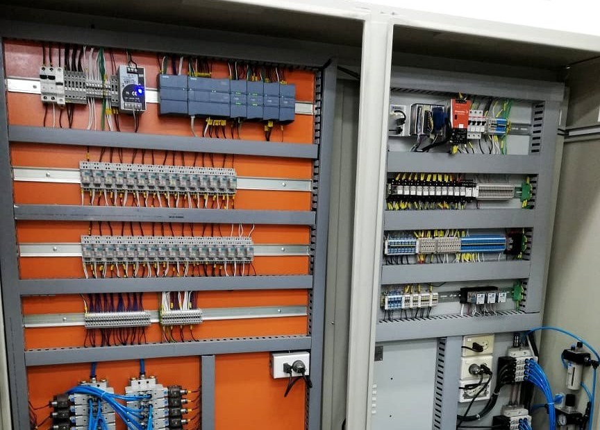 Tablero de control con PLC Siemens, UPS y módulos de adquisición